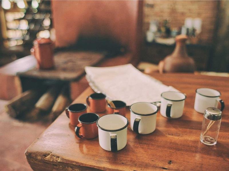 المكيف يسرب ماء داخل الغرفة — تصريف مسدود أم ميلان أم عزل؟